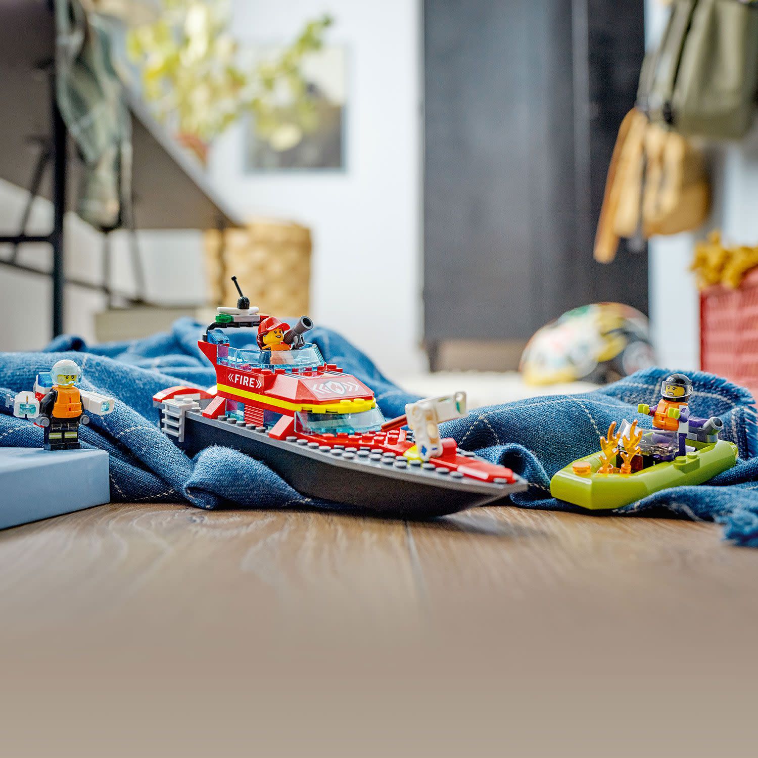 Κάνε κλικ για να δεις την εικόνα 7 του LEGO City Fire Rescue Boat 60373