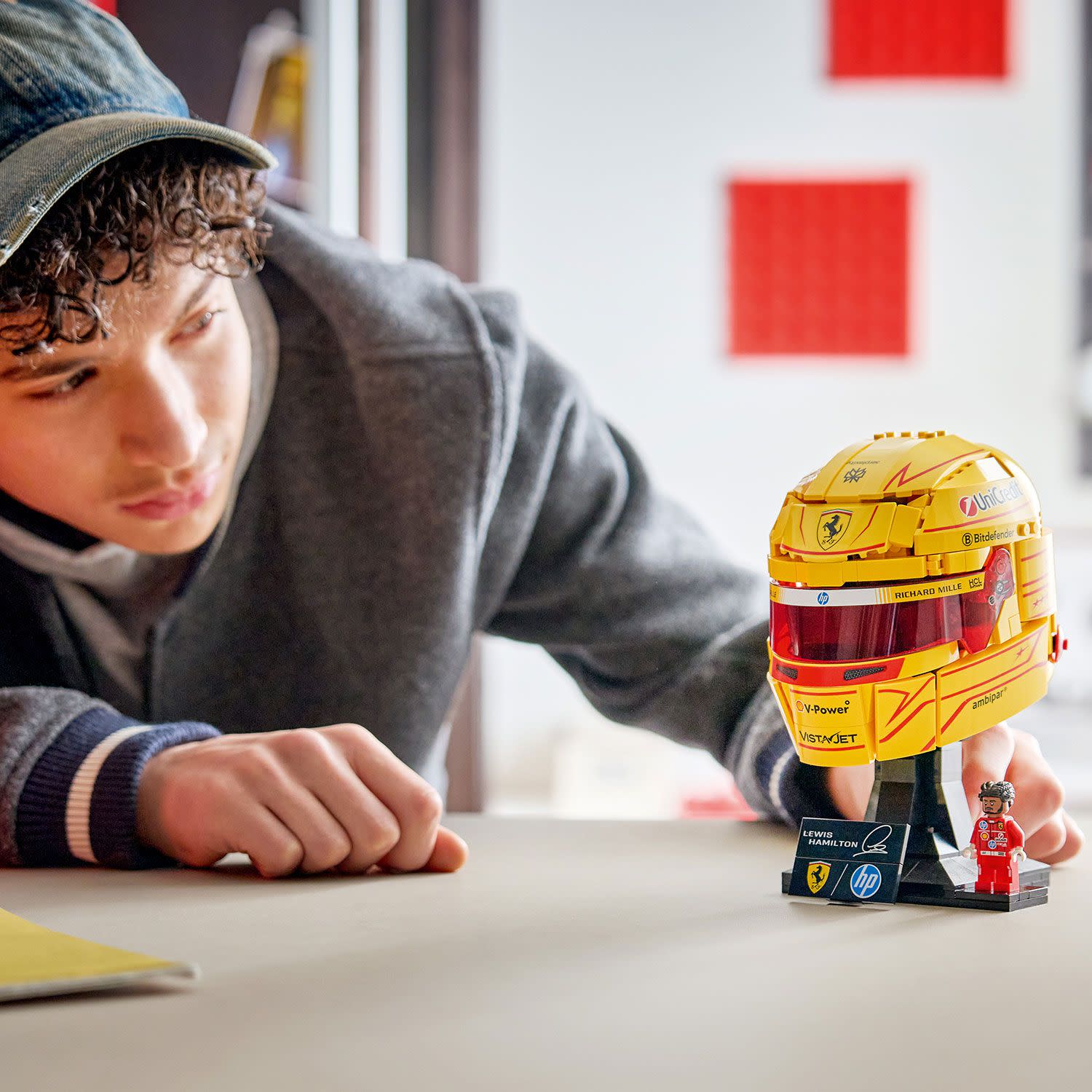 Εικόνα 3 του LEGO Editions Scuderia Ferrari HP Κράνος Lewis Hamilton 43022