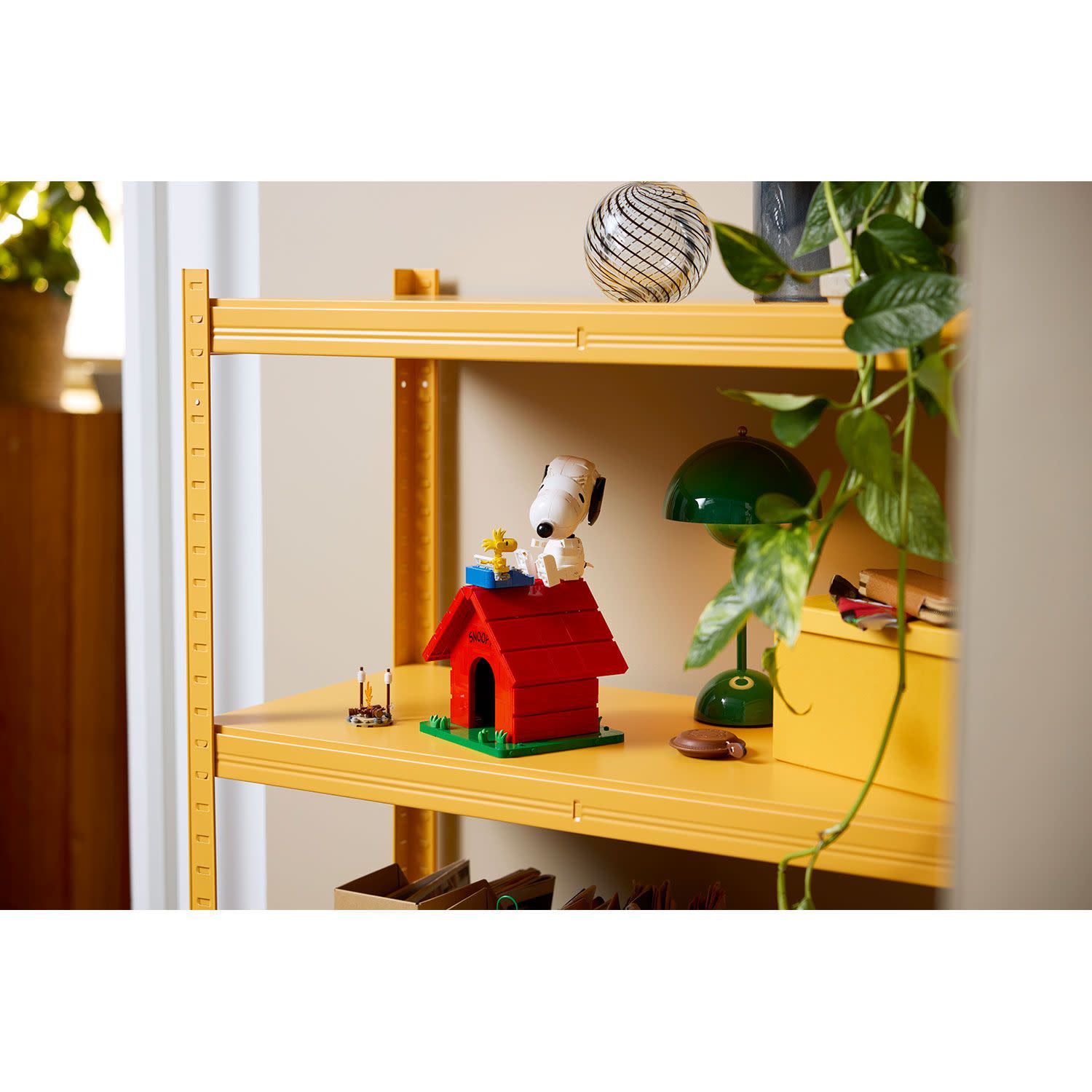 Κάνε κλικ για να δεις την εικόνα 4 του LEGO Ideas Peanuts: Το Σκυλόσπιτο του Snoopy 21368