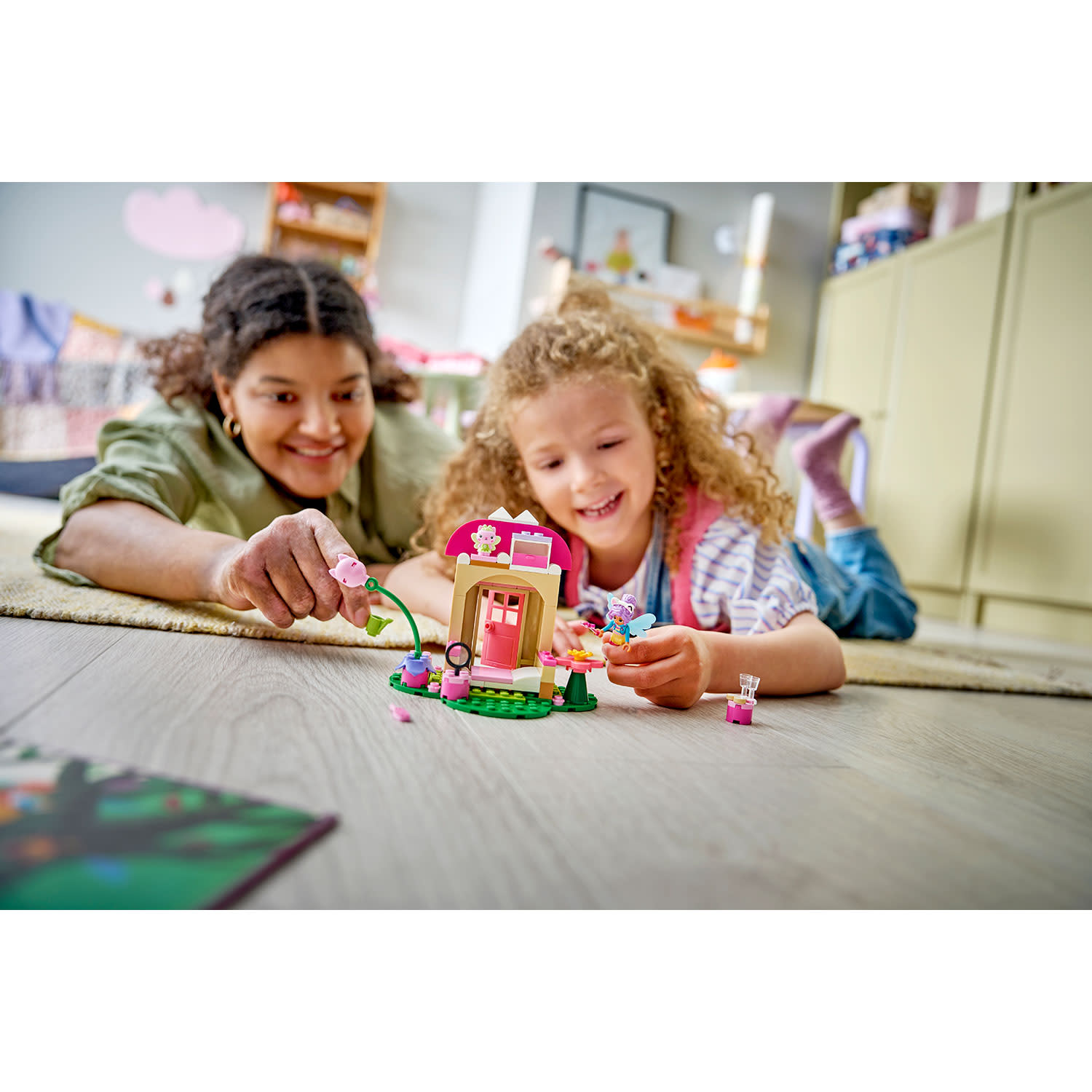 Κάνε κλικ για να δεις την εικόνα 4 του LEGO Gabby's Dollhouse Kitty Fairy's Garden House 11212