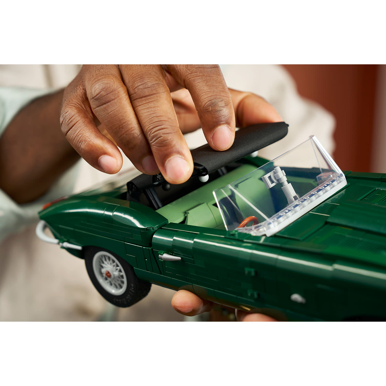 Κάνε κλικ για να δεις την εικόνα 4 του LEGO Icons Jaguar E-Type - Classic Sports Car Model 11381