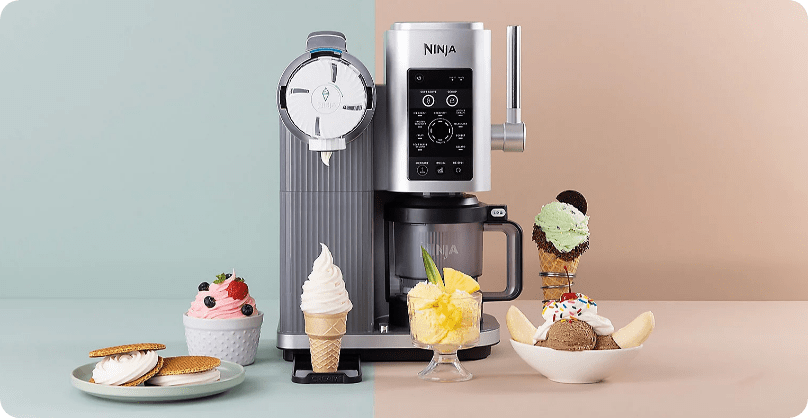 Παγωτομηχανή Ninja με ποικιλία παγωτών και επιδορπίων σε κώνους, μπολ και ποτήρια, σε φόντο με χρώματα μέντας και σομόν