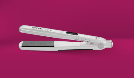 Ίσιωτική μαλλιών Izzy Steam Pro 2 σε λευκό χρώμα, με λειτουργία ατμού για επαγγελματικό styling.