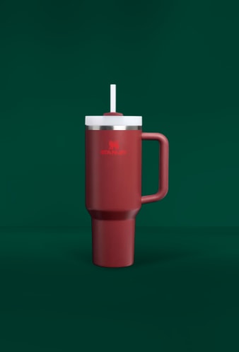 Κόκκινο θερμός Stanley με καλαμάκι και χερούλι, ιδανικό για Secret Santa και καθημερινή χρήση.