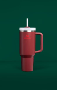 Θερμός Stanley σε κόκκινο χρώμα με καλαμάκι και χερούλι, ιδανικό για Secret Santa και καθημερινή χρήση