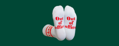 Λευκές κάλτσες με την επιγραφή 'Out of Office' σε κόκκινο, ιδανικό δώρο για Secret Santa