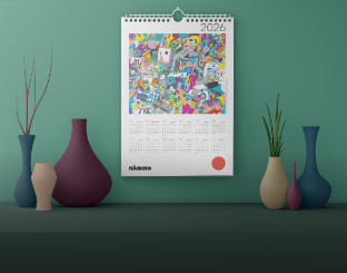 Χριστουγεννιάτικα δώρα τυλιγμένα με κόκκινες κορδέλες και μια τσάντα Plaisio