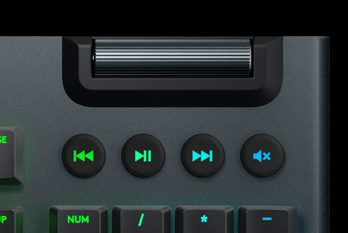 3574768-Tile-7-Logitech-G815-LightSync