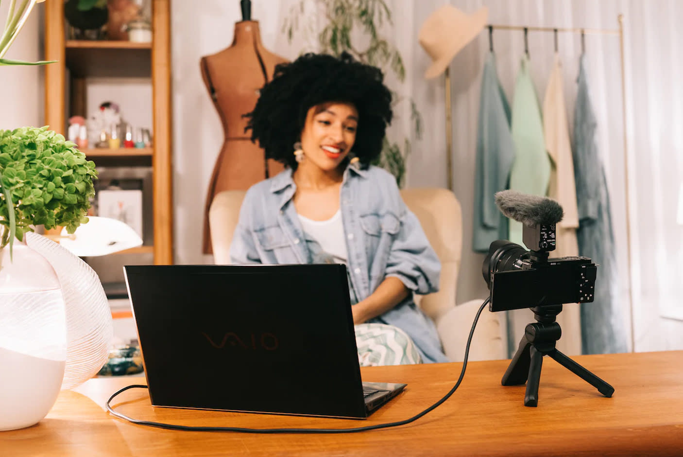 3800849-Tile-7-Sony-ZV-E10-streaming