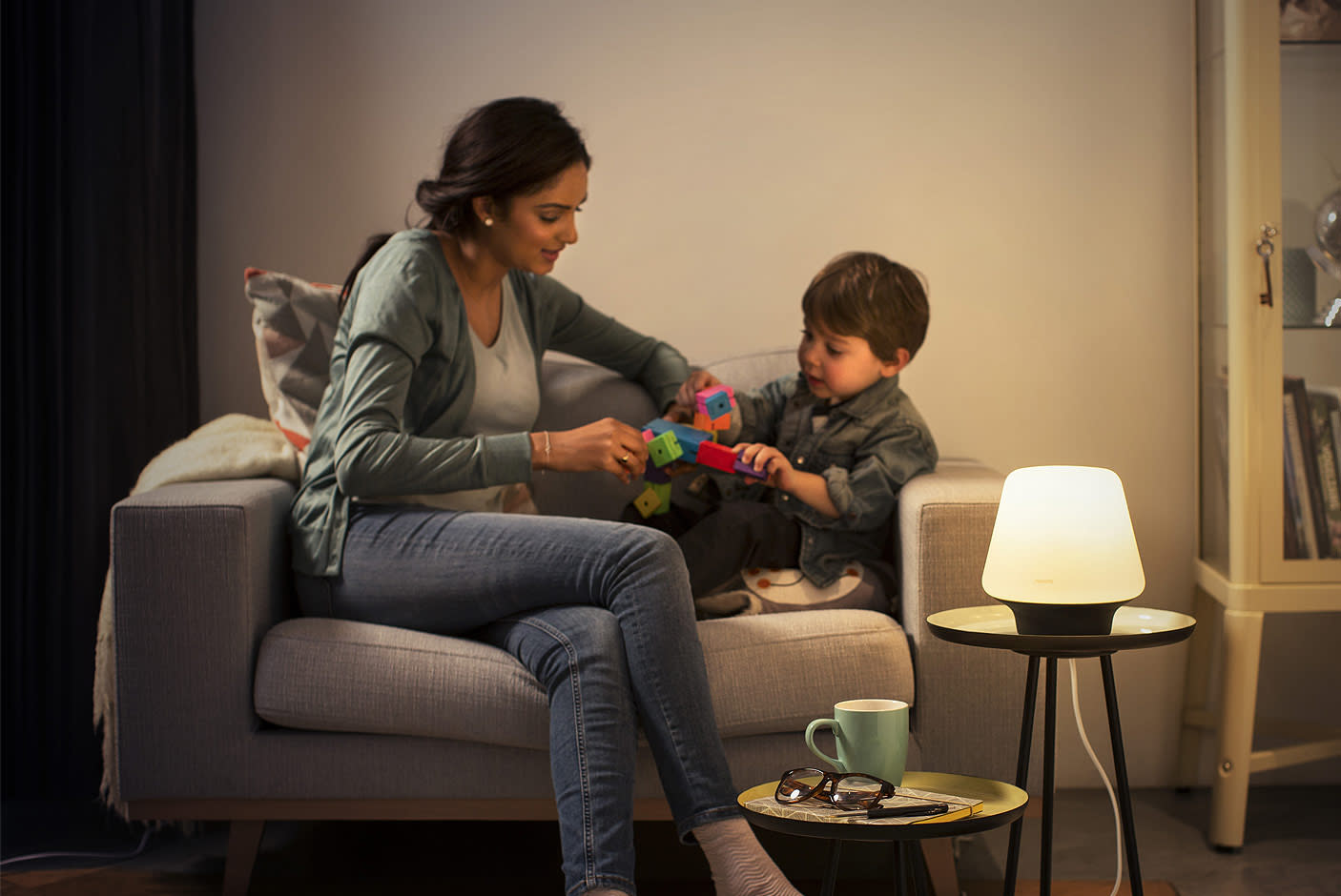 3609189-tile-4-hue-pillar-spot-single-light