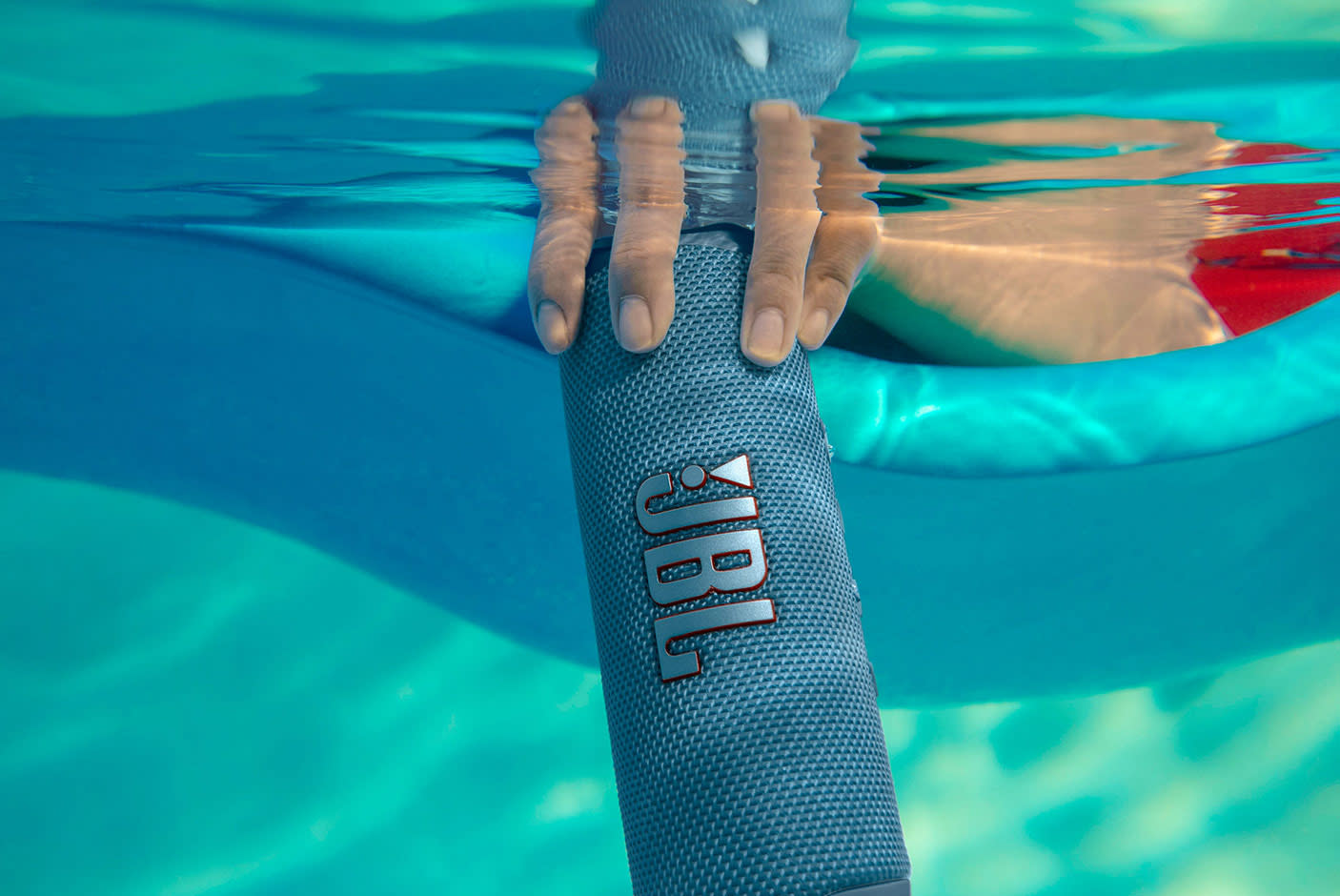 3845516-Tile-2-JBL-Flip-6-durable