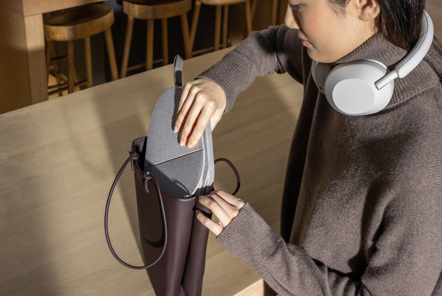 3996921-Tile-8-Sony-WH-1000XM5