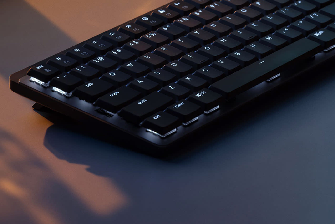 4004256-Tile-3-Logitech-MX-mech-low-smart-light