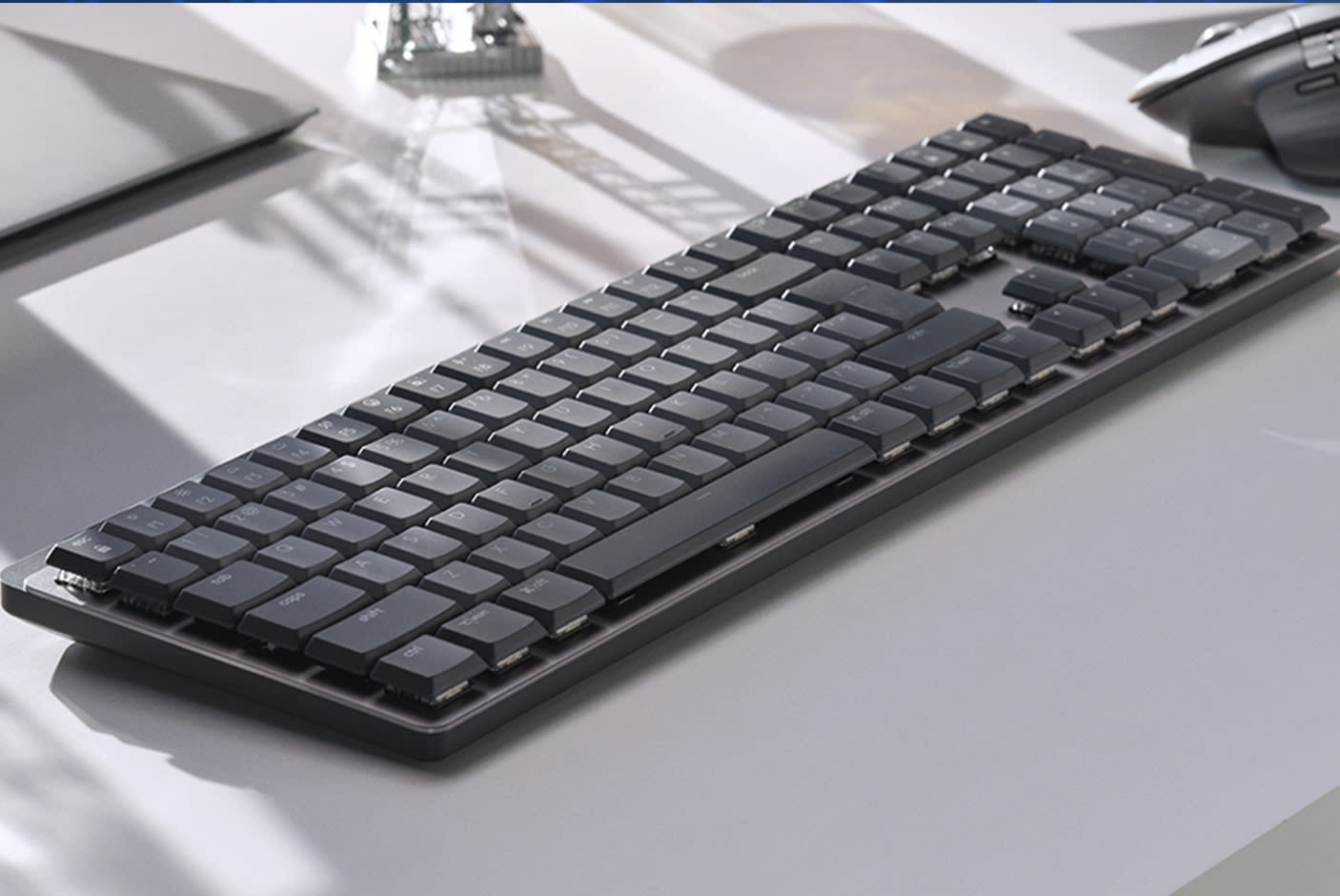 4004256-Tile-6-Logitech-MX-mech-low-smart-usb-c