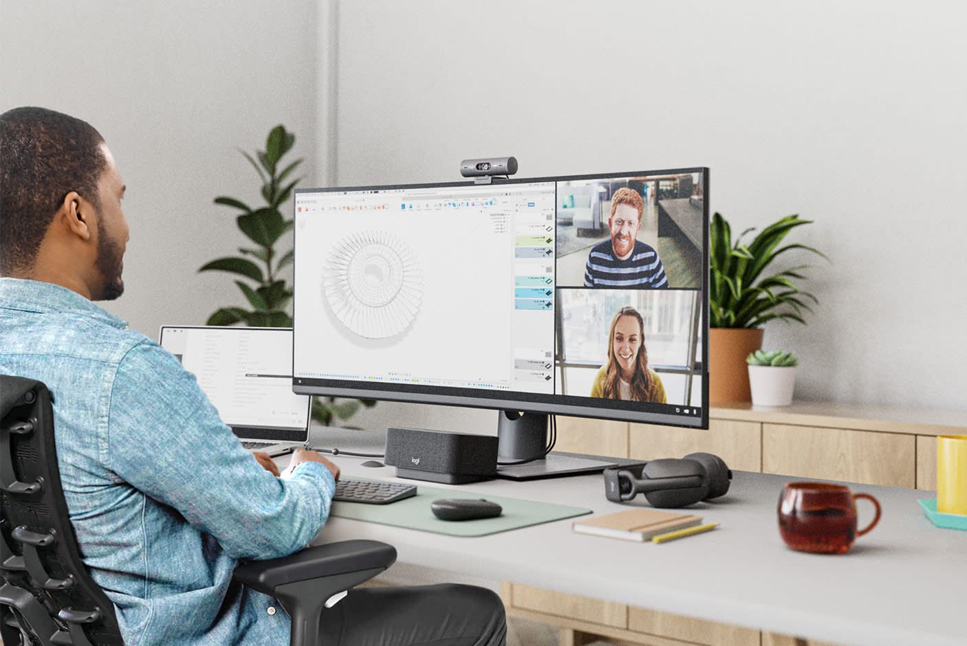 4066383-Tile-1-Logitech-Brio-500-show