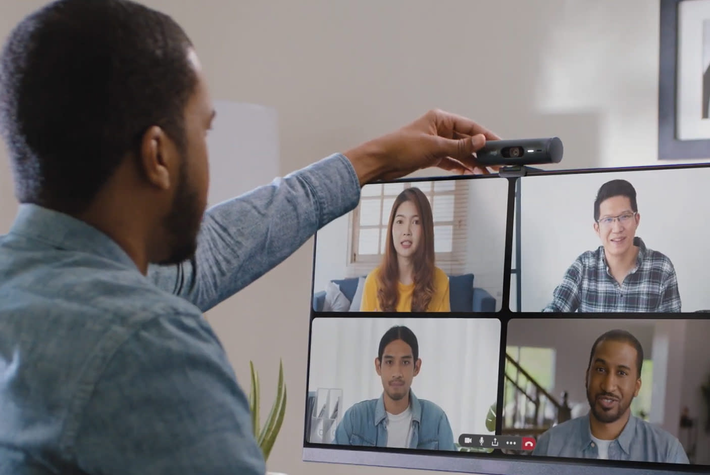 4066383-Tile-4-Logitech-Brio-500-present