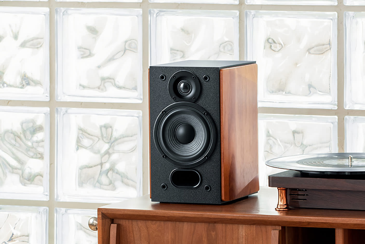 4125517-Tile-2-Edifier-R1380T-power