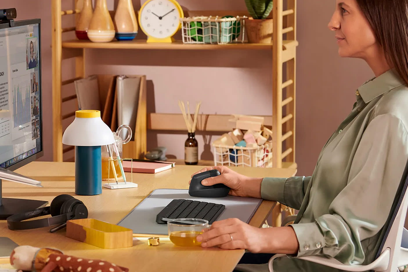 4136322-Tile-3-Logitech-Lift