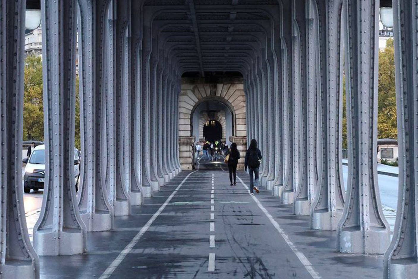 4182545-Tile-10-Canon-EOS-R8