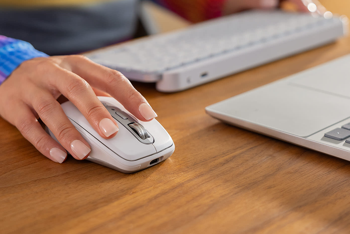 4245490-Tile-2-Logitech-MX-Anywhere-3s-silent