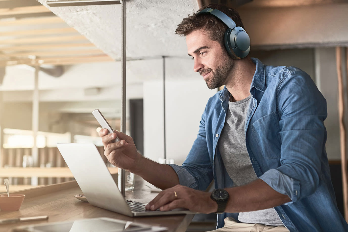 4380002-Tile-6-Seamless-Streaming