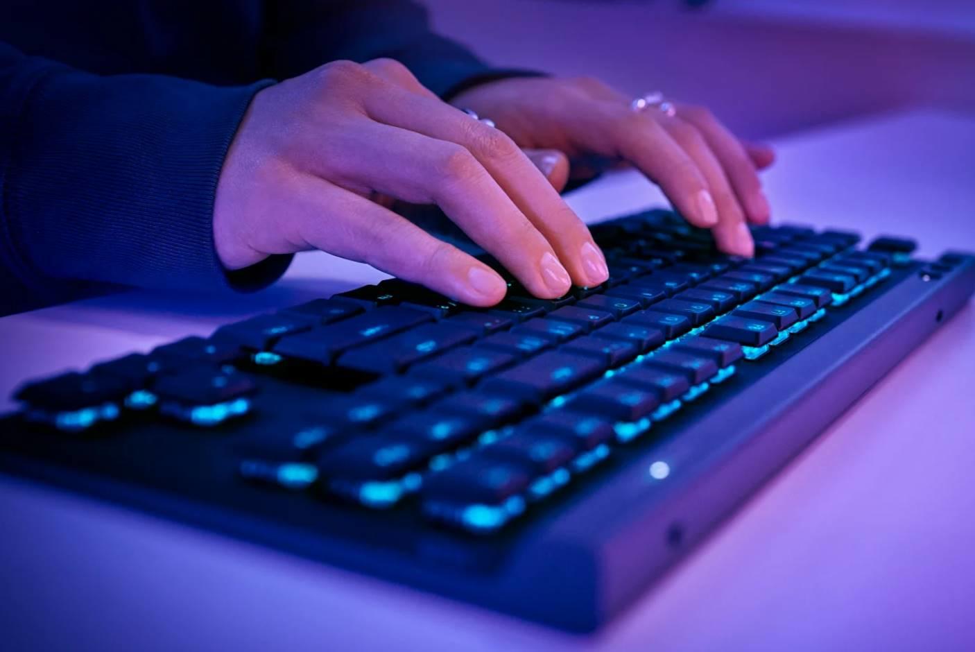 4573900-Tile-4-Logitech-G-G515TKL-typing