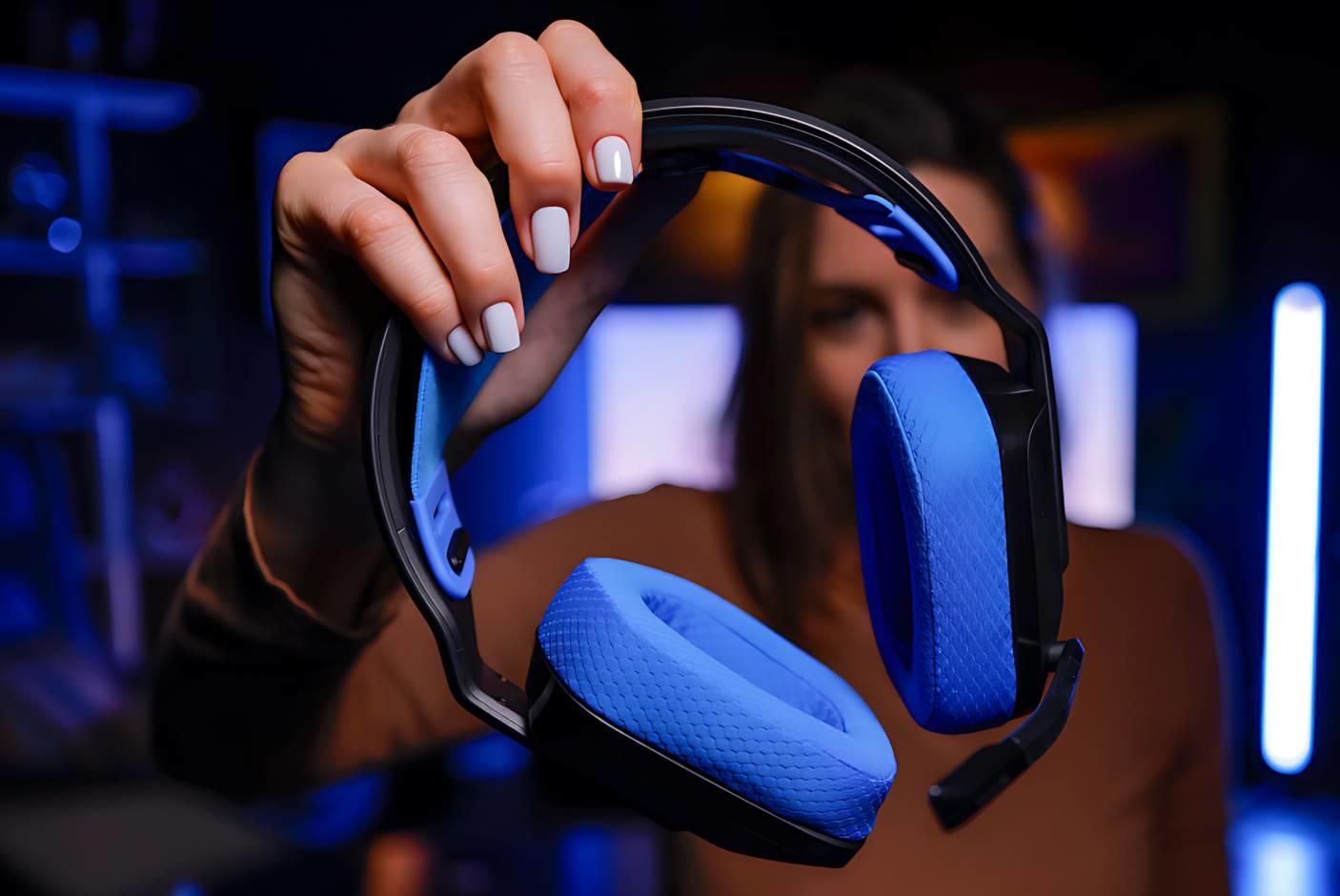 4574184-Tile-2-Logitech-G535-console-light