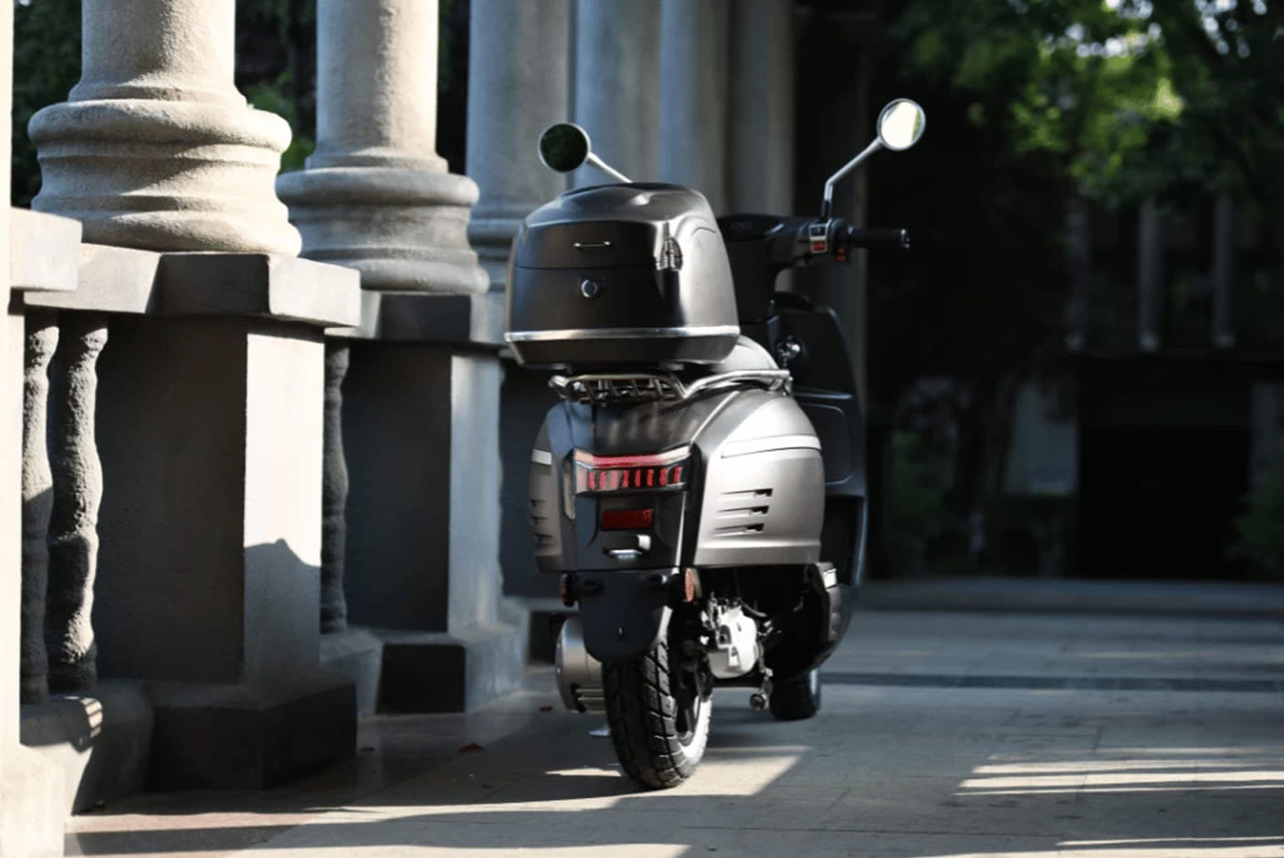 4634276-Tile-3-Lucking-Basic-EMW