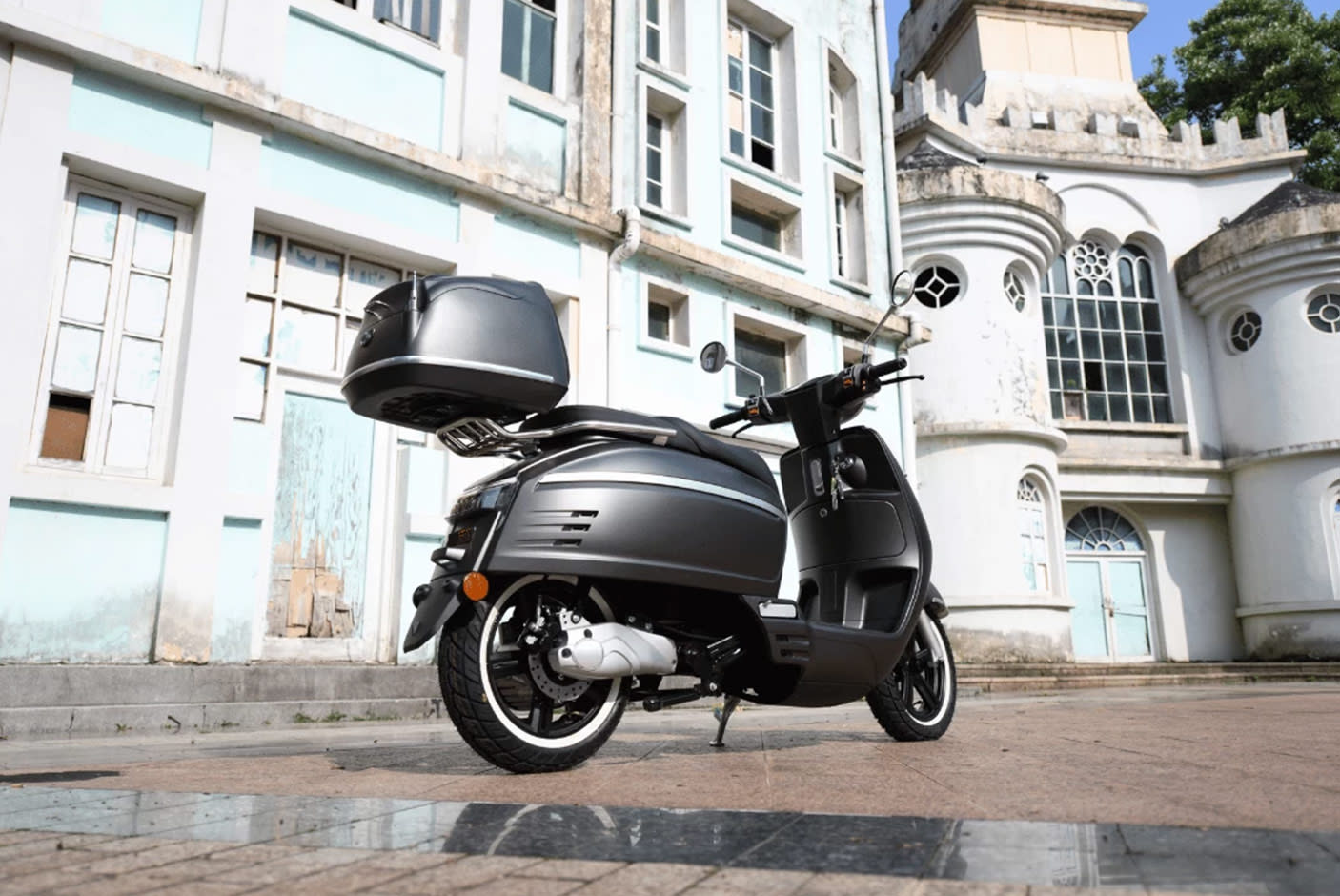 4634276-Tile-8-Lucking-Basic-EMW