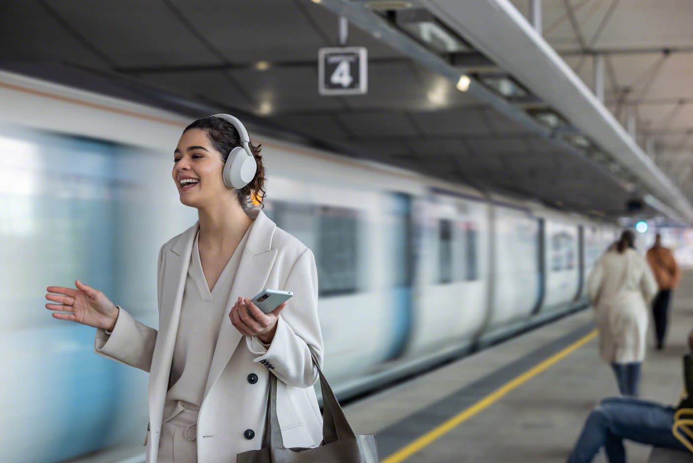 3996921-Tile-2-Sony-WH-1000XM5