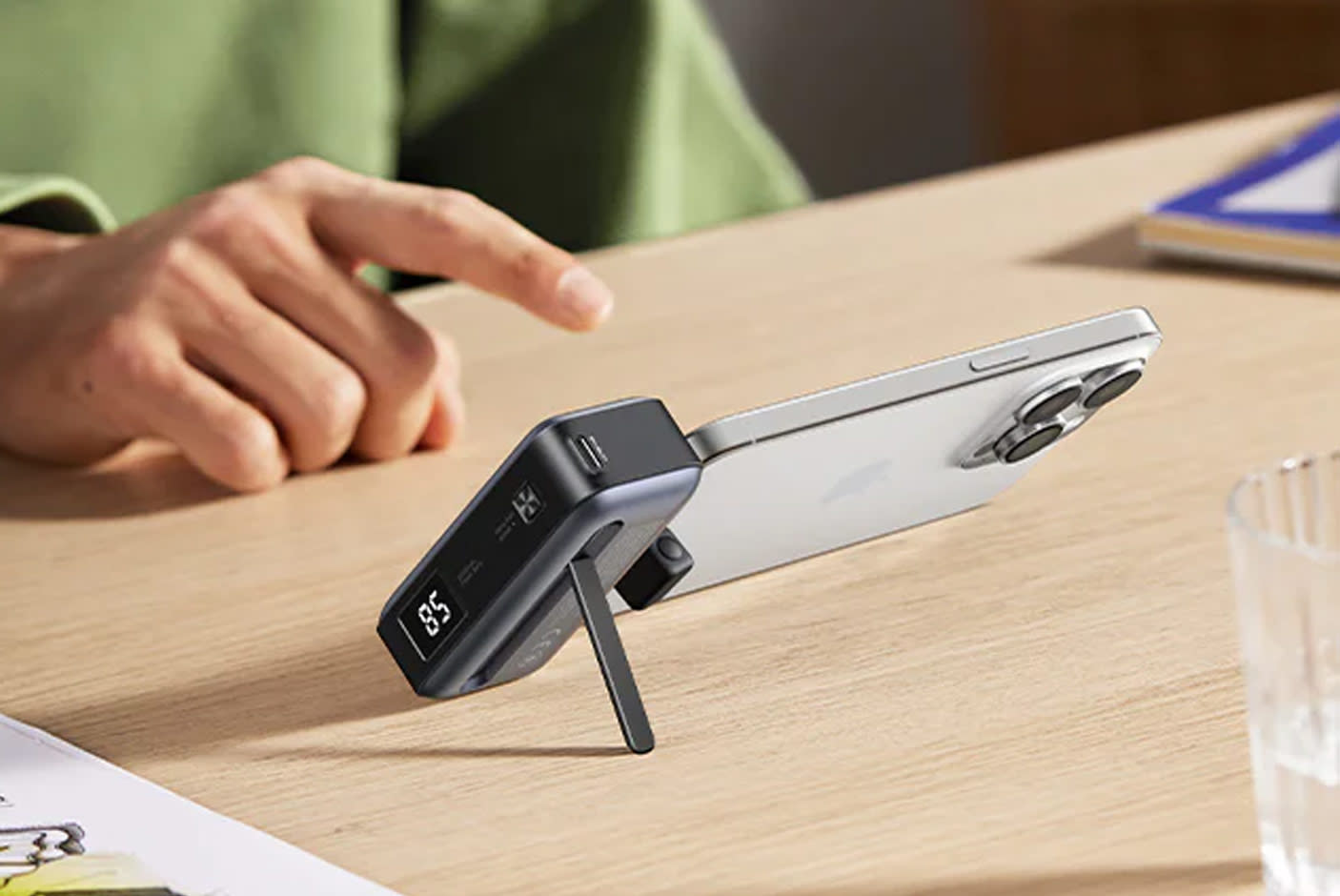 4683897-Tile-5-Foldable-Stand