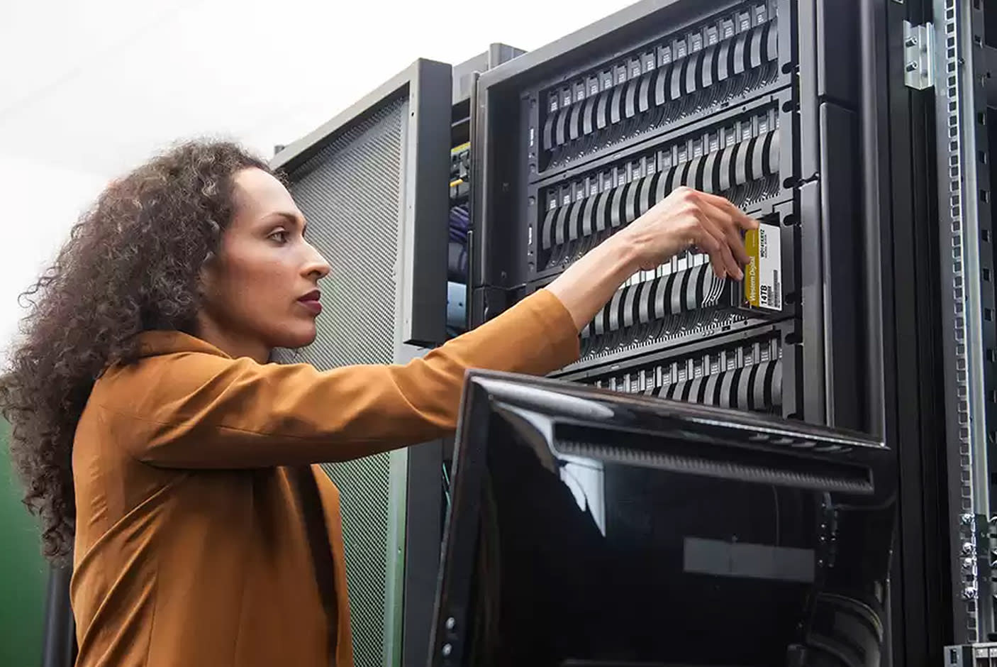 3735257-Tile-2-WD-Gold