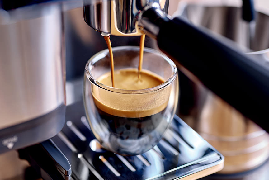 Σου δίνει τον καφέ στο… «χέρι»!