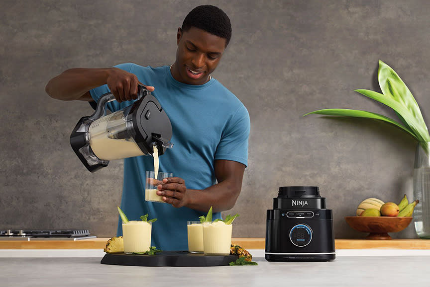 Σερβίρει το ρόφημα όπως πρέπει