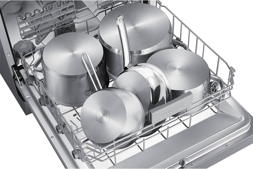 Καθαρίζει το εσωτερικό του