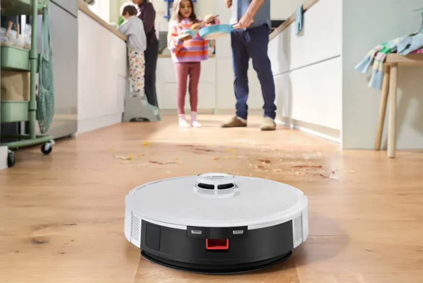 Αναλαμβάνει σκούπισμα-σφουγγάρισμα!