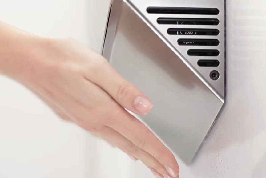 Διαισθάνεται την παρουσία σου