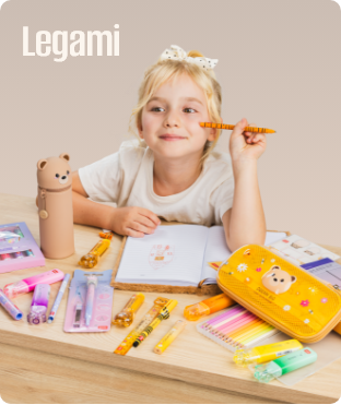 ένα κοριτσάκι μελετάει για το σχολείο με legami στυλό και κασετίνα με σχέδια ζωάκια