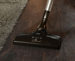 AEG Σκούπα Με Σακούλα VX82-1-2MG