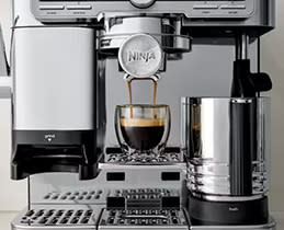 Σου δίνει τον καφέ στο… «χέρι»!